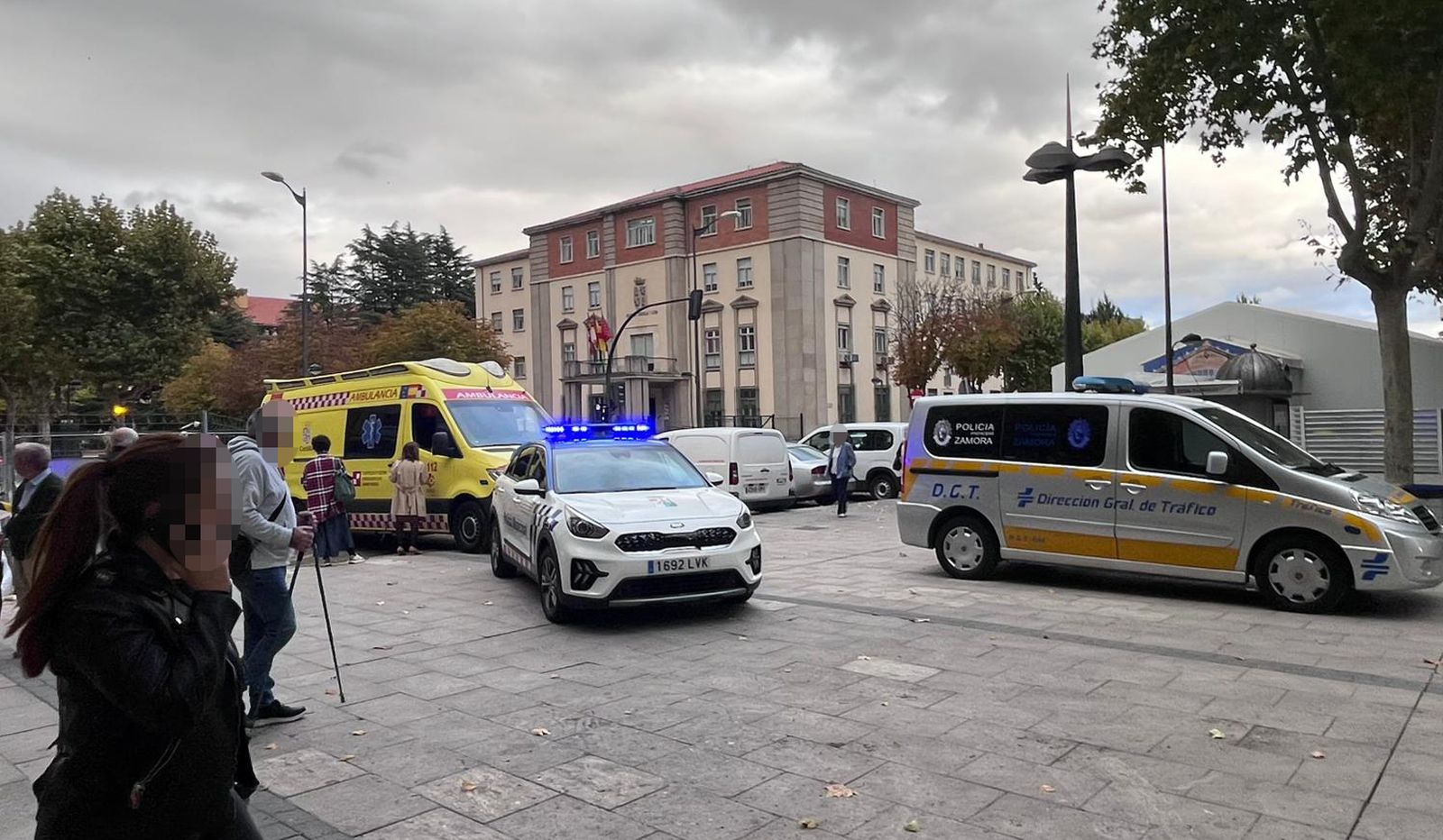 Ambulancia y Policía en la Plaza de la Marina esta tarde