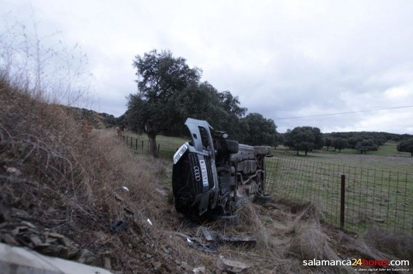 Dos heridos graves en una espectacular salida de vía en Berrocal de Huebra