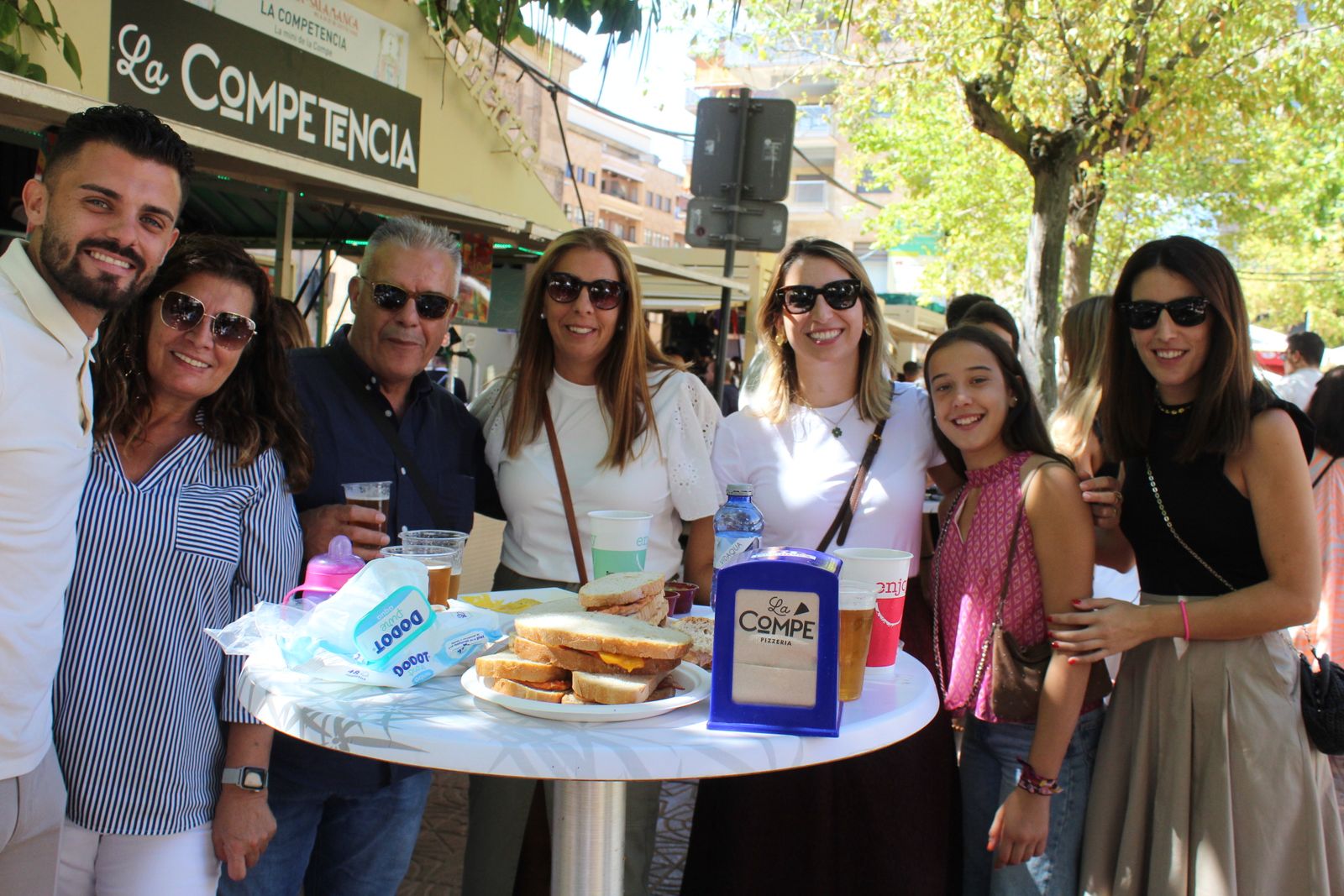 Ambiente en la Feria de Día en el mediodía de este