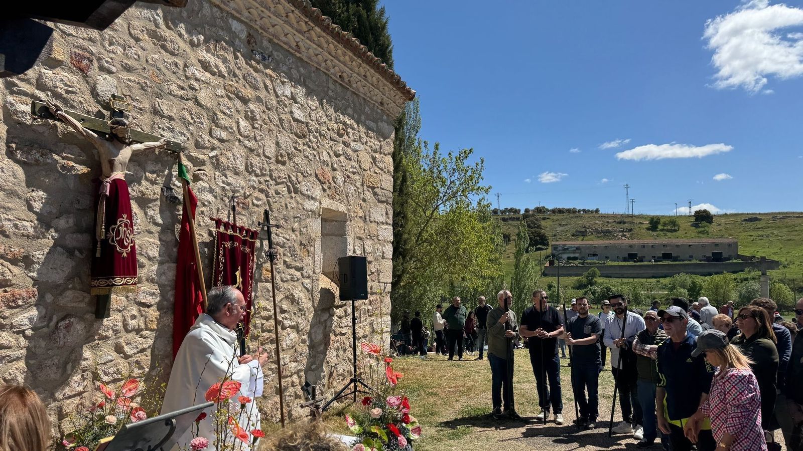 Romería Cristo Valderrey 2025. Celebración de la misa en la ermita de Valderrey.