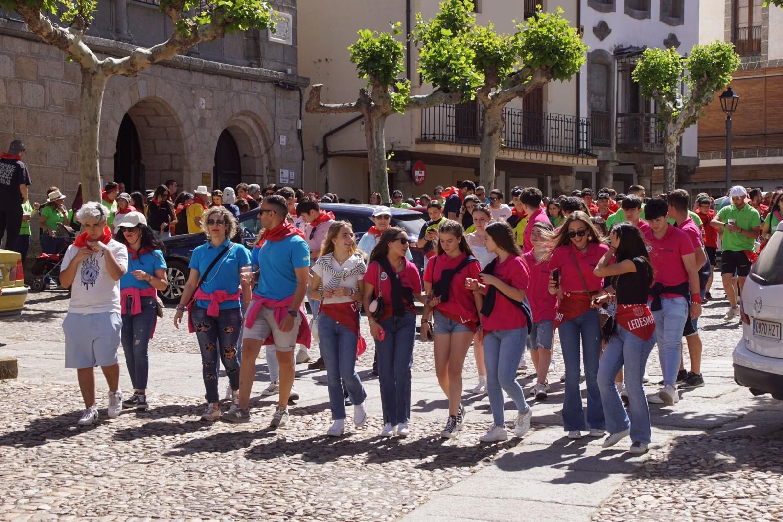Ledesma calienta motores para los ‘Espantos’ con el reparto de pañuelos y la salida de los toros del Prao de la Villa (1)