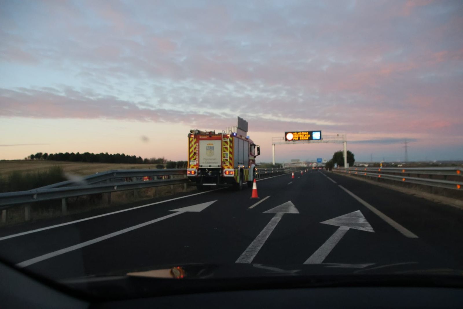 Un camión vuelca en la A-62