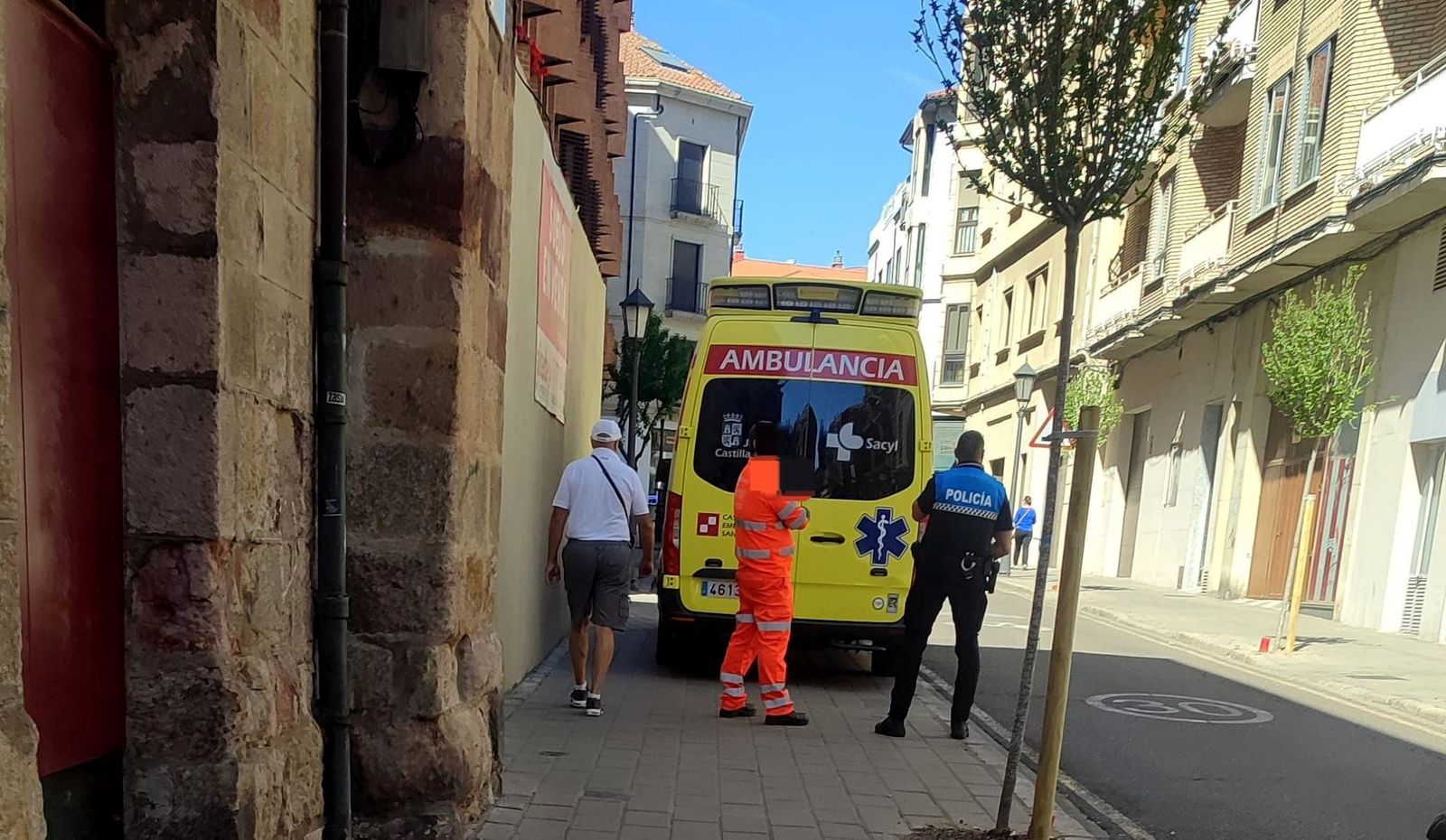 Incidente sanitario en San Pablo. Ambulancia y Policía Municipal