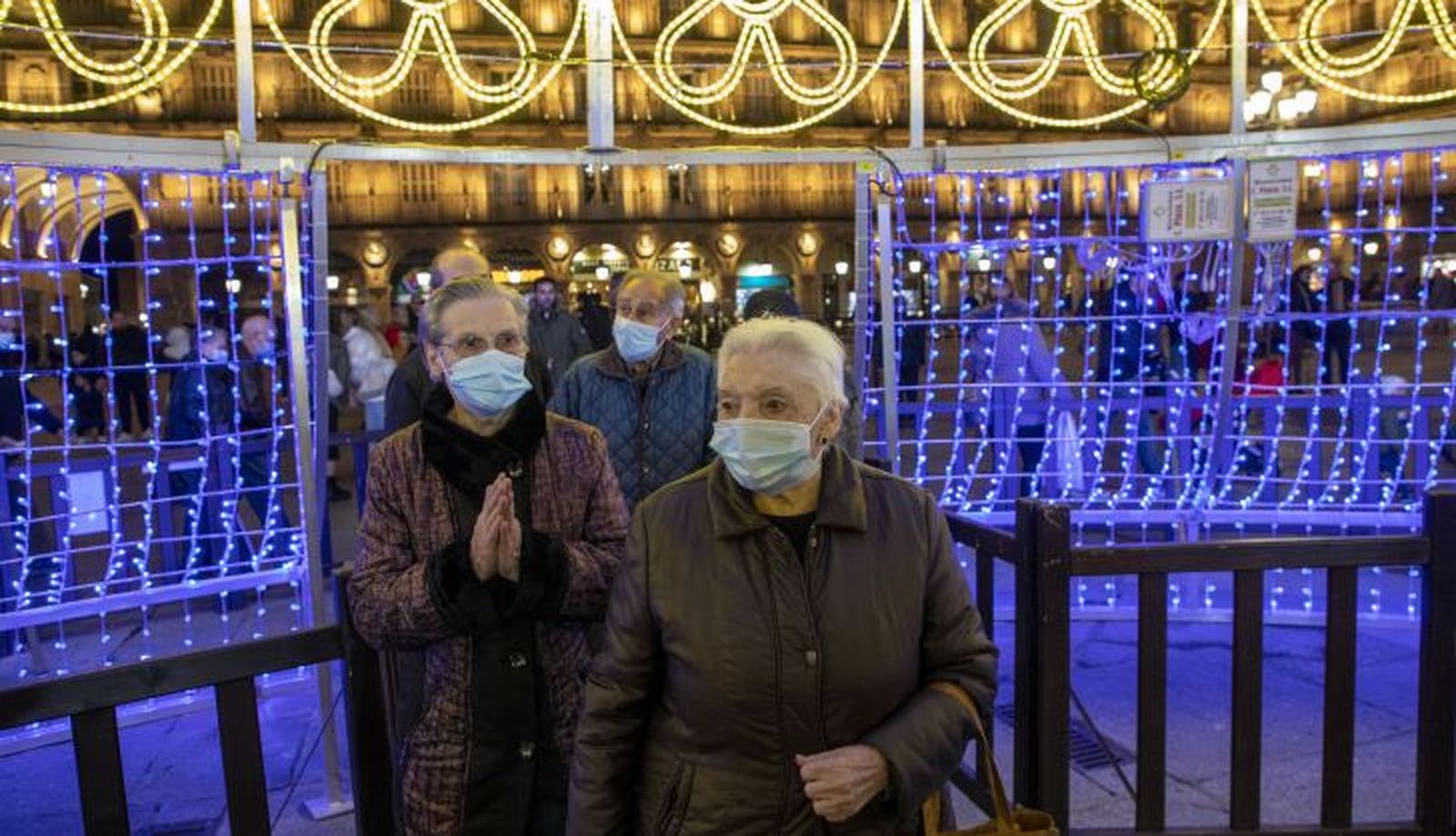 La iniciativa Taxiluz, promovida por Roraty Club Salamanca, acerca a las personas mayores de las residencias de la ciudad a disfrutar de la iluminación de Navidad de manera altruista Foto Agencia ICAL (Susana Martín) (1 (5)