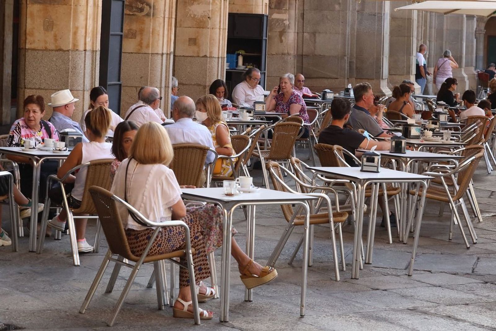 Los salmantinos disfrutan del buen tiempo en las terrazas de la Plaza