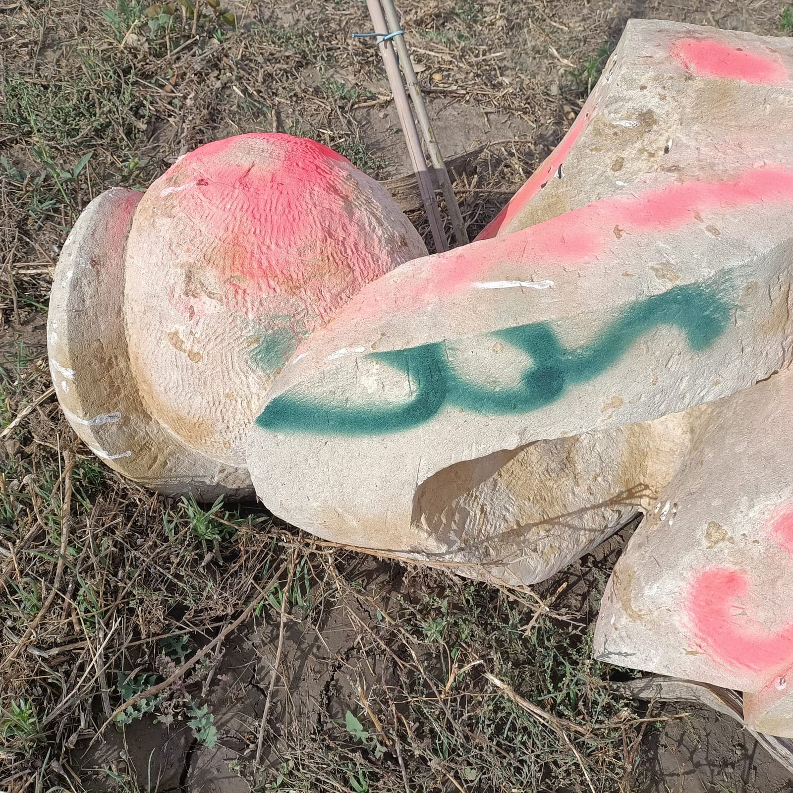 Unos vándalos pintan y destrozan la estatua de 'M4ría Princesa Futbolera Guerrera'