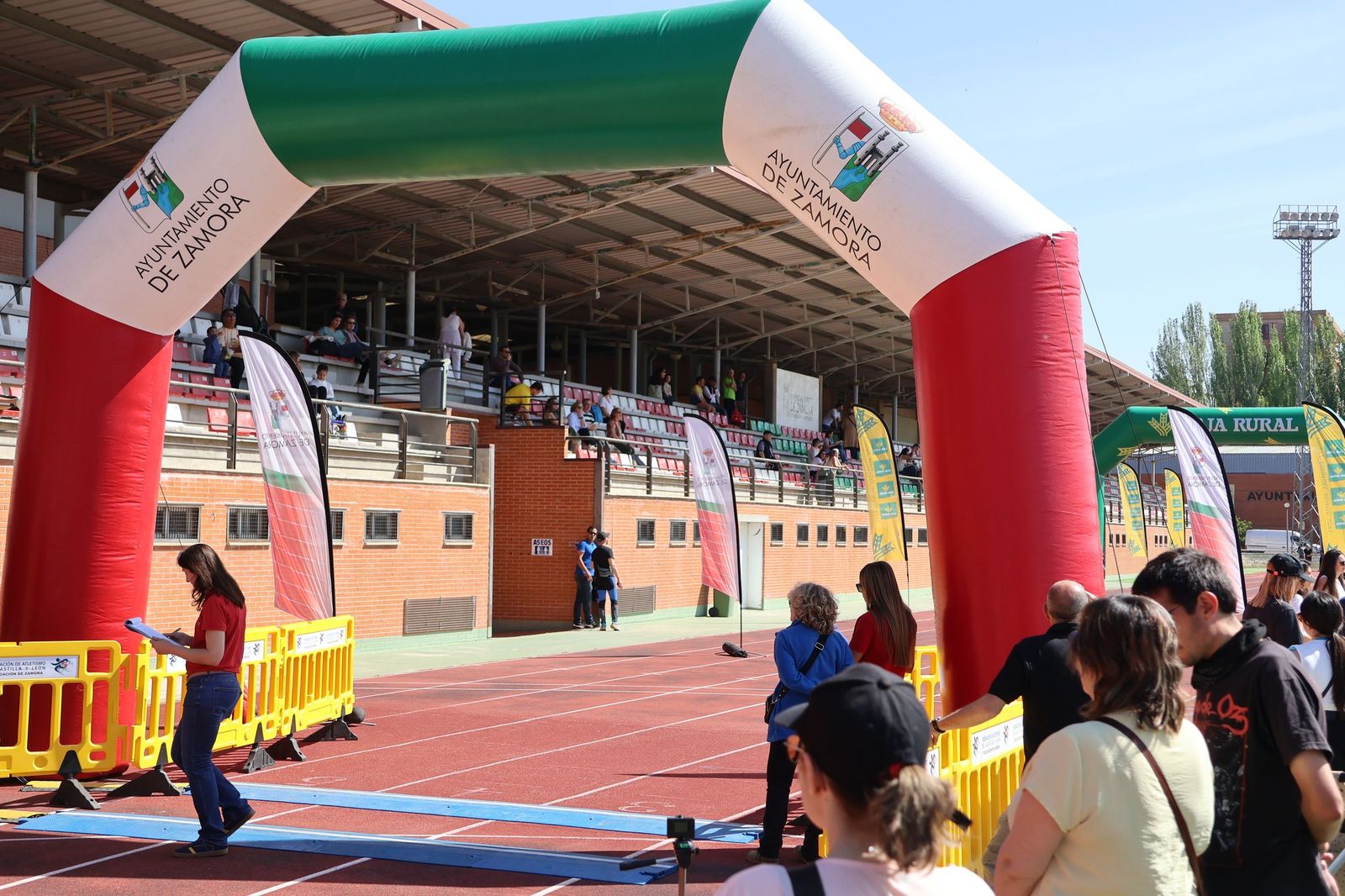 GALERÍA | Revive en imágenes la llegada a meta de los atletas en la Media Maratón de Zamora
