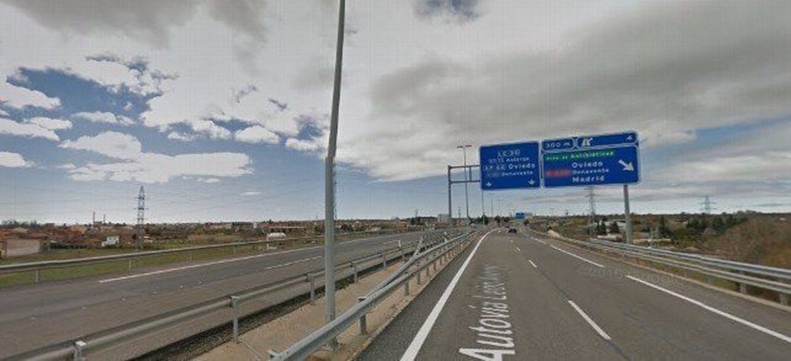 Fallece un joven de 23 años y otros dos de 25 y 26 resultan heridos al ser atropellados en la LE-30