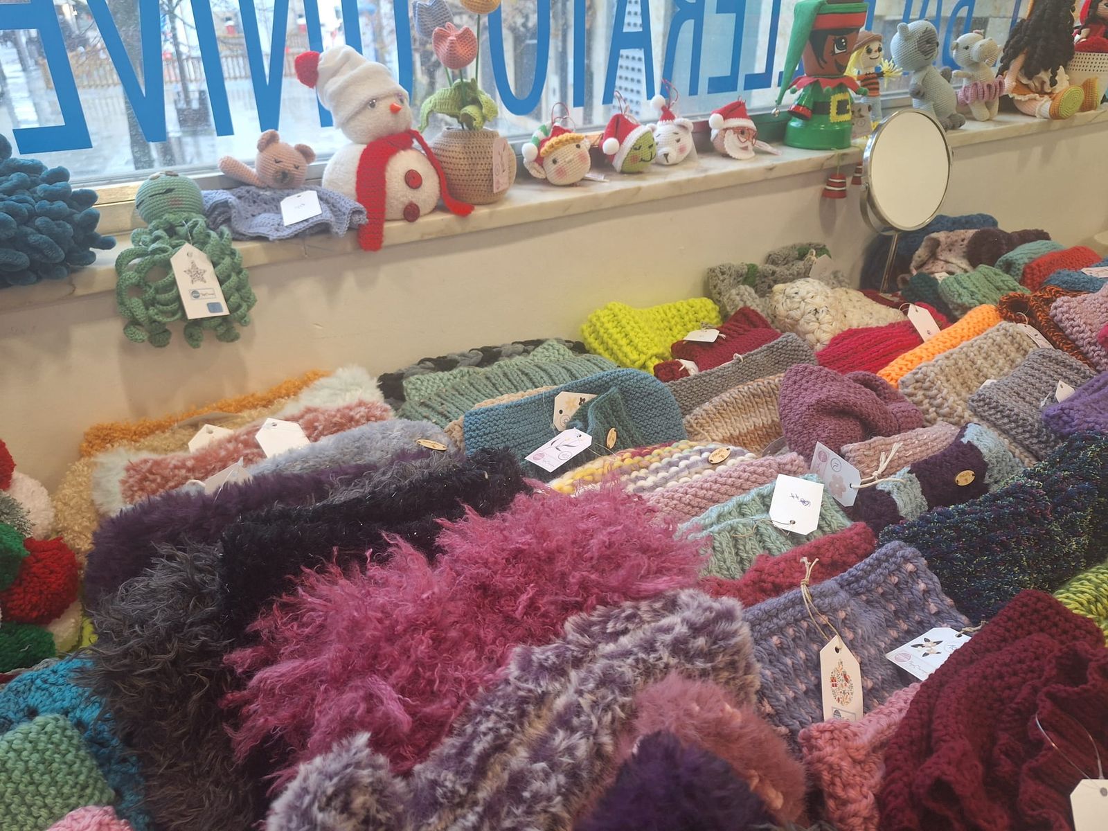 Mercadillo solidario Tejemaneje en Villamayor 2025 (17).jpeg