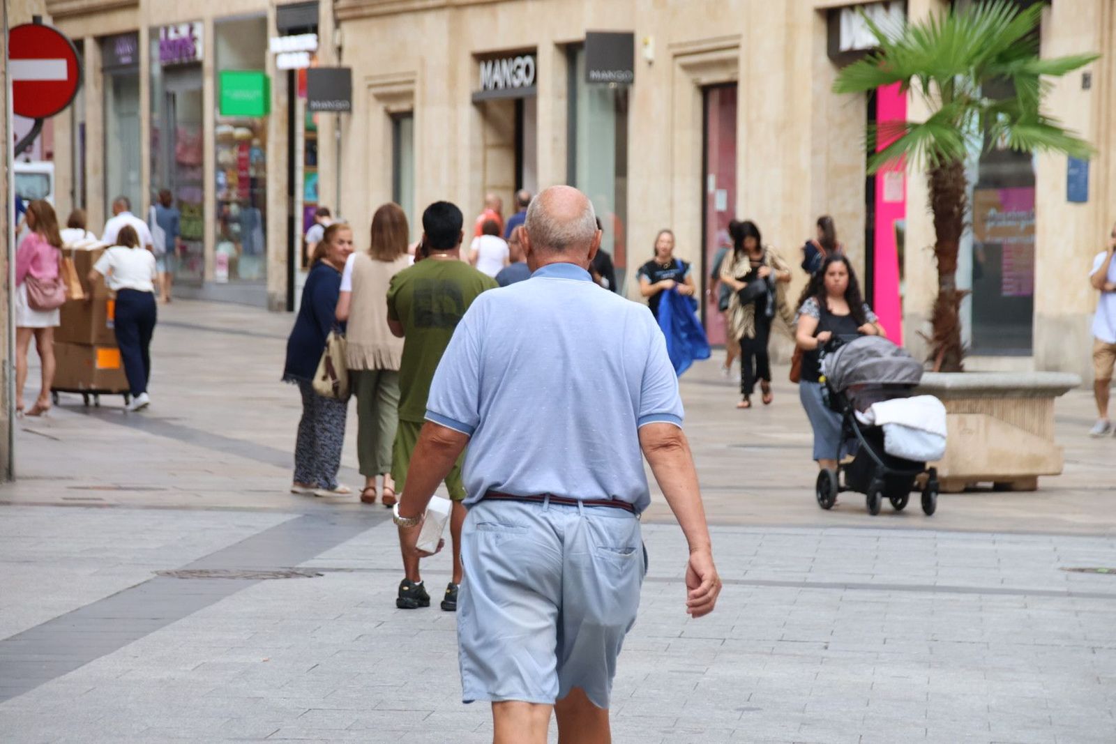 Gente paseando por las calles de Salamanca. Foto de archivo