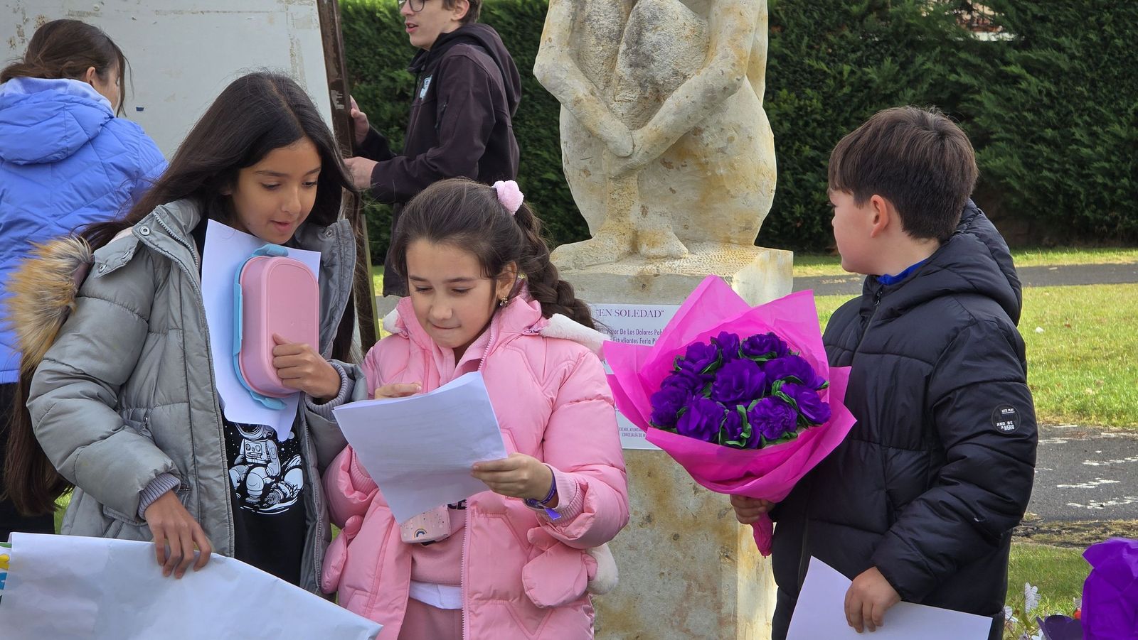 Ofrenda floral y lectura del manifiesto institucional por el Día Contra la Violencia de Género