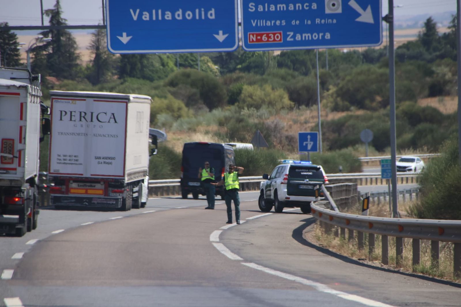 Accidente de tráfico entre un camión y un vehículo en la A-62 a la altura de Villares de la Reina