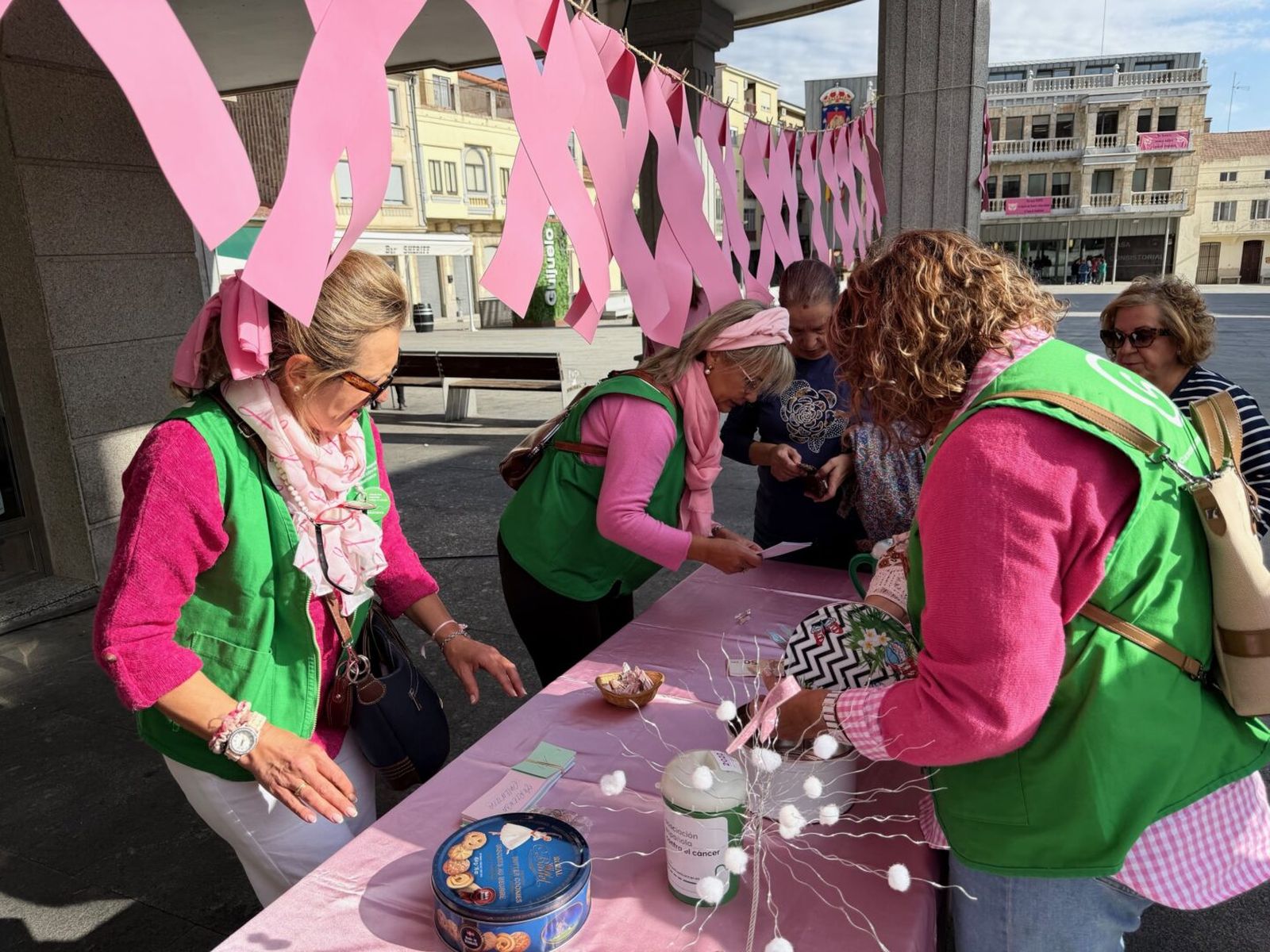 Guijuelo se tiñe de rosa en apoyo a la lucha contra el cáncer de mama
