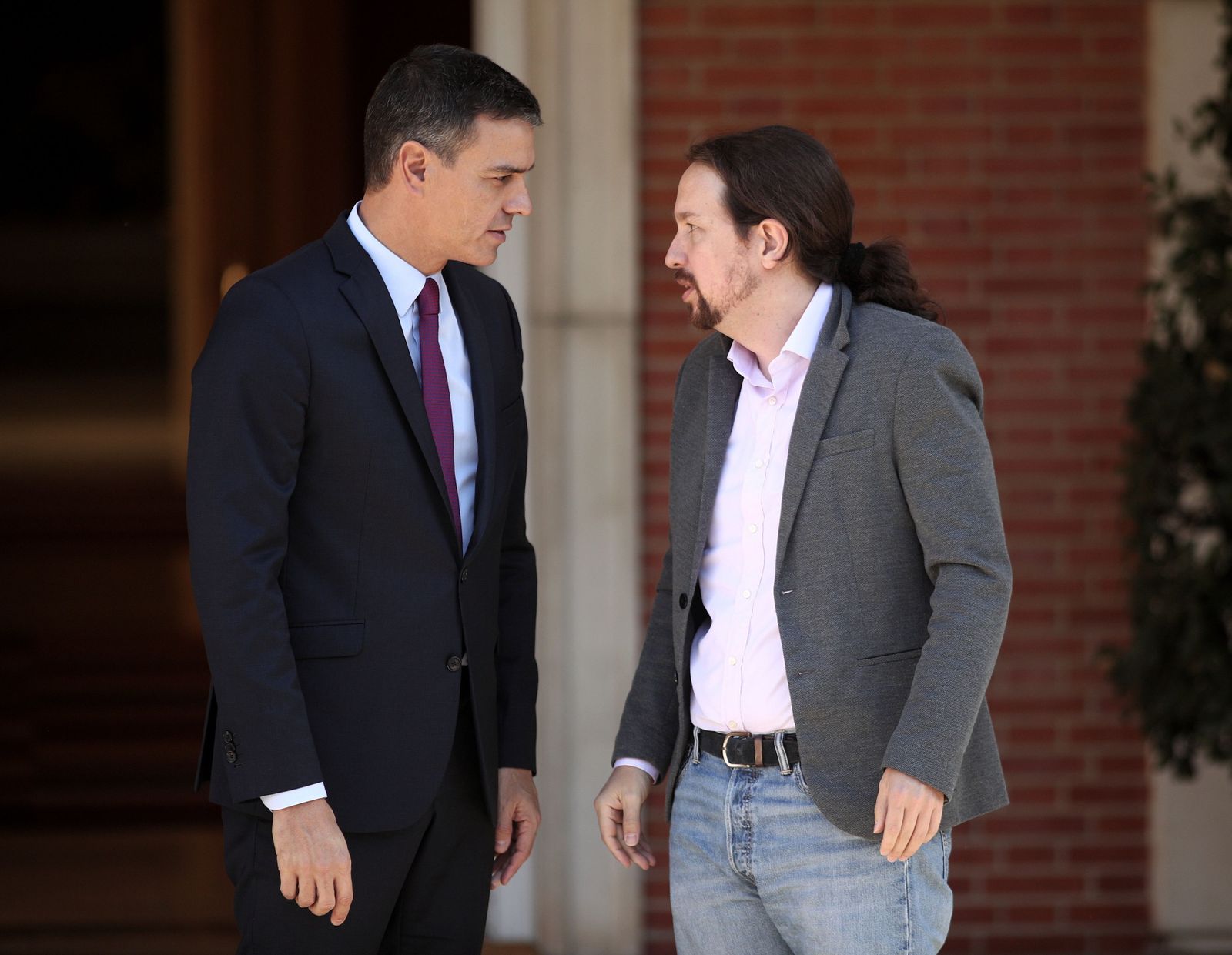 El presidente del Gobierno, Pedro Sánchez y el líder de Podemos, Pablo Iglesias, momentos antes de su reunión en La Moncloa, para analizar la situación en Cataluña tras la sentencia del juicio de