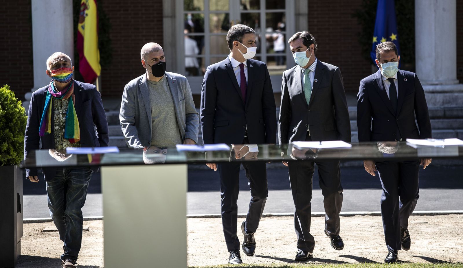 (I-D) El secretario general de UGT, Pepe Álvarez, el secretario general de CC.OO, Unai Sordo, el presidente del Gobierno, Pedro Sánchez, el presidente de la Confederación Española de Organizacione