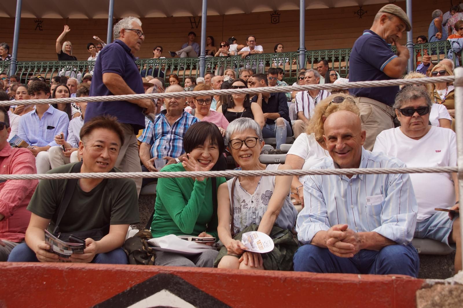 Expectación por ver los caballos de rejoneo en La Glorieta: imágenes del ambiente en los tendidos y en el patio de cuadrillas