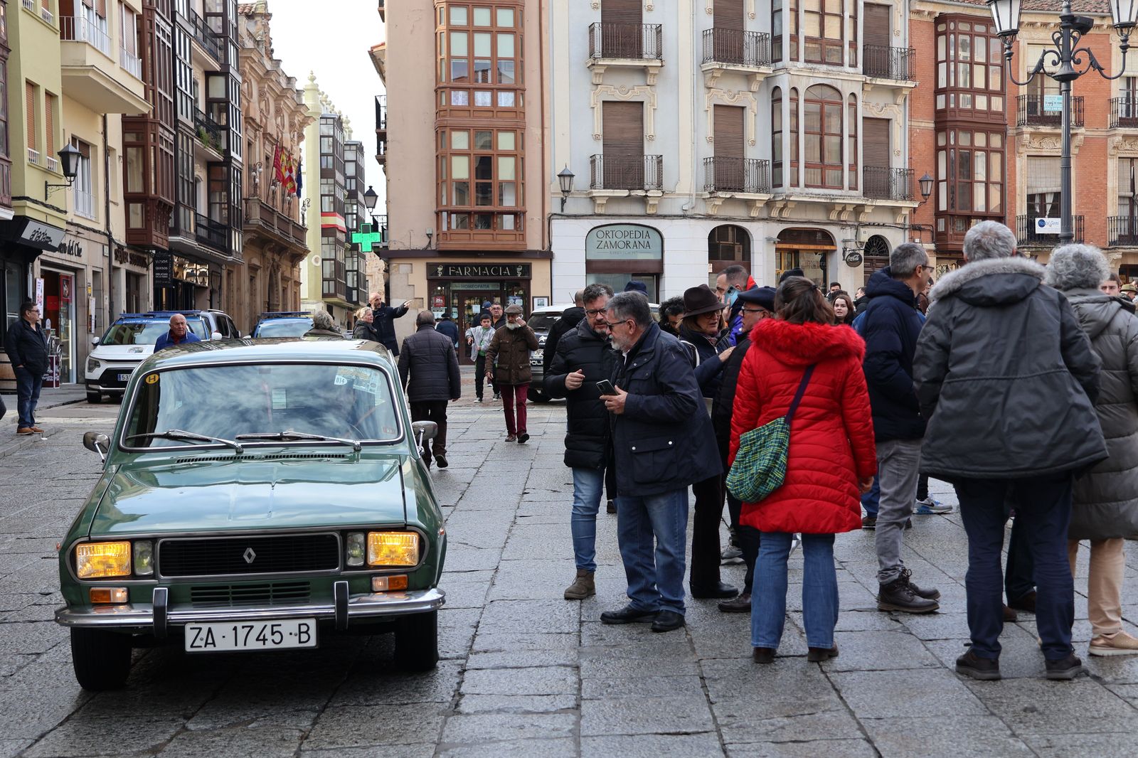 concentracion-de-coches-clasicos-en-la-plaza-mayor-2