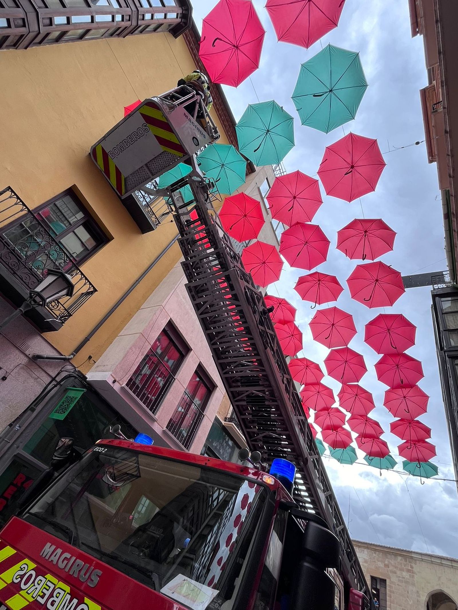 Los bomberos decoran la calle Renova de Zamora con paraguas 3