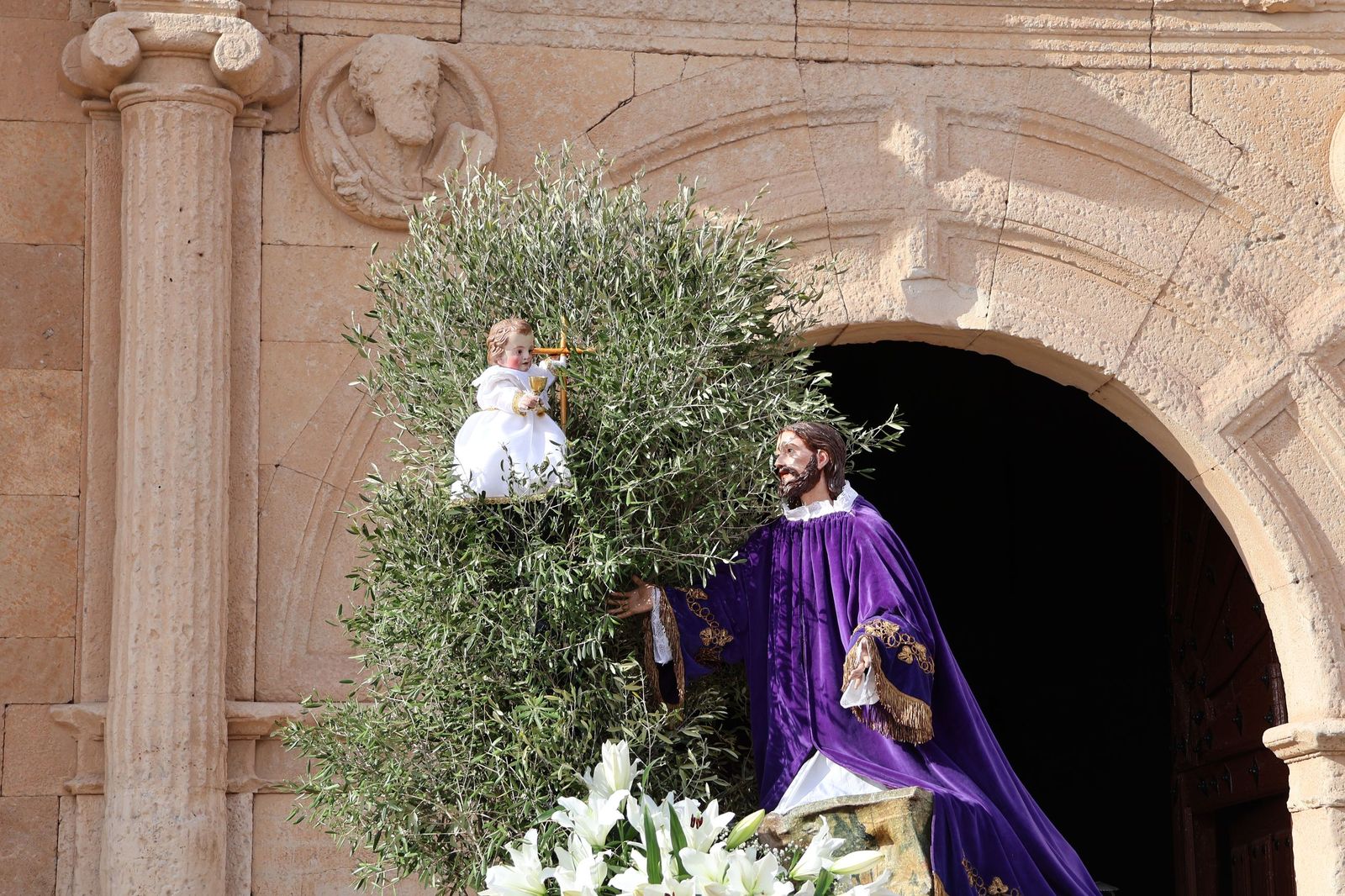 Revive las imágenes de la procesión del Santo Entierro en Fuentesaúco