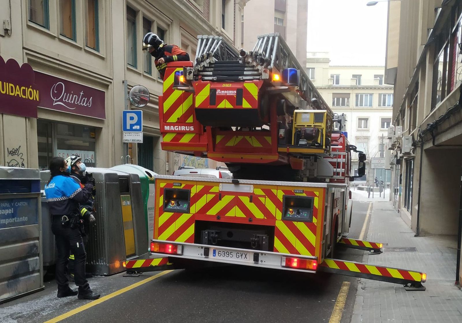 Bomberos desprendimientos calle san miguel (2)