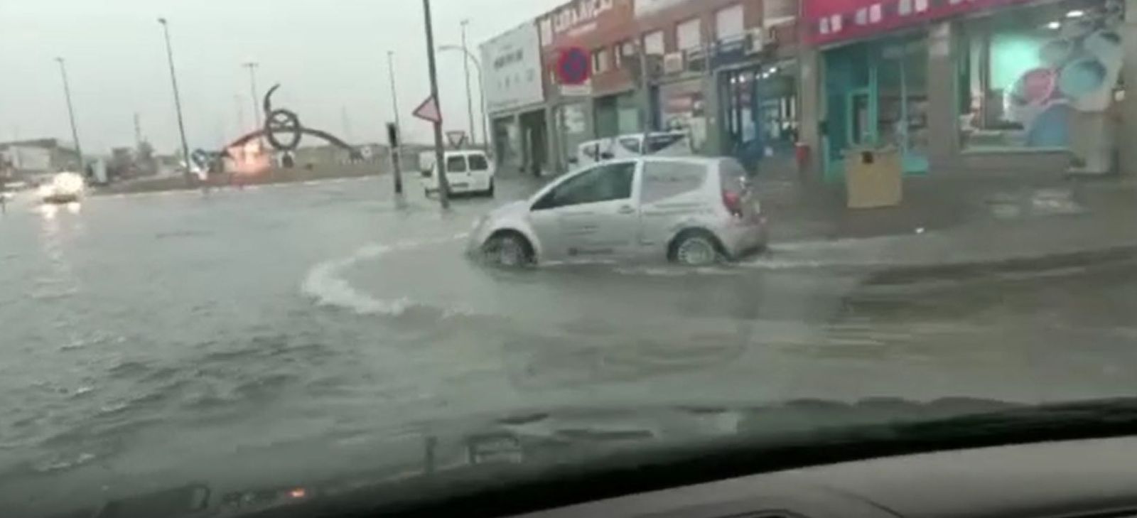 Los vehículos circulan entre balsas de agua en el polígono de los Villares durante la mañana del martes