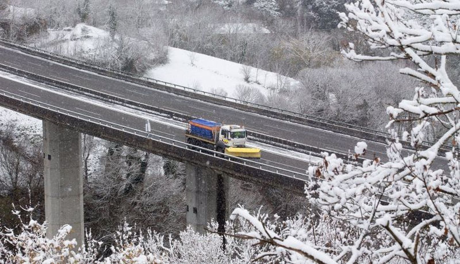 Una quitanieves trabajando en la carretera ep 1 728x418