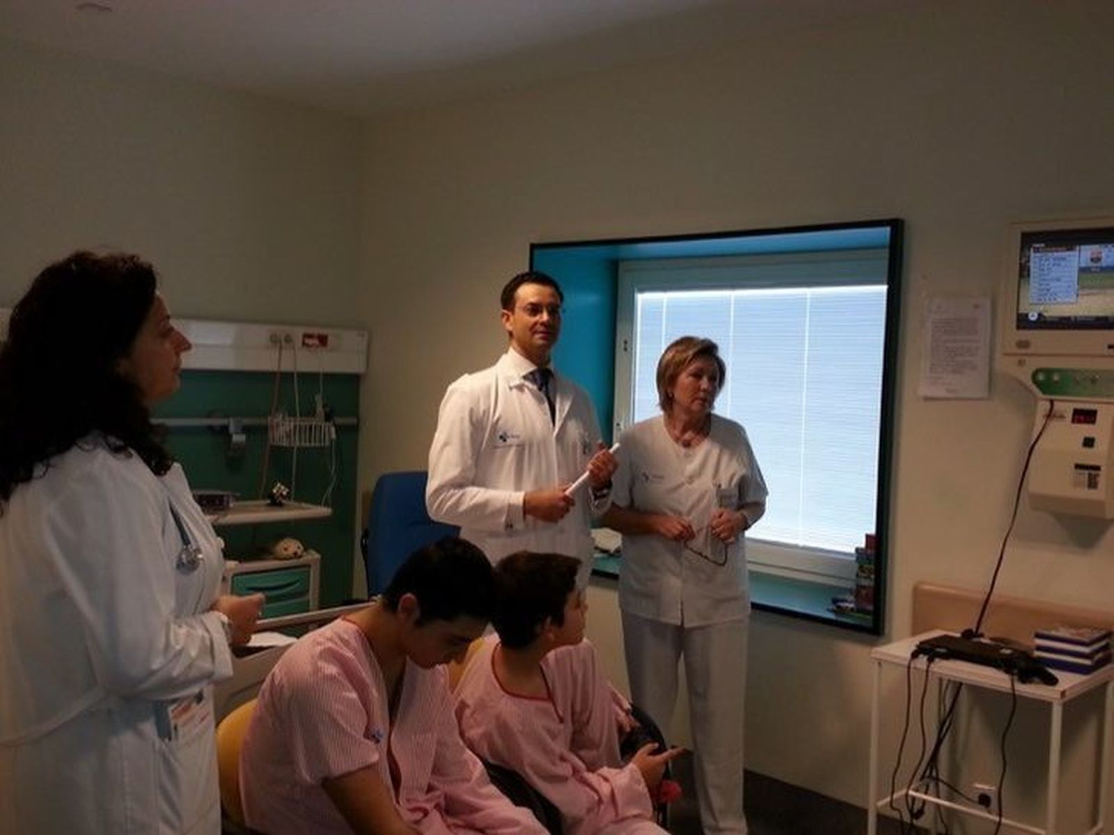 El servicio de Pediatría del Hospital Virgen de la Concha recibe una donación de videoconsolas de “Juegaterapia”