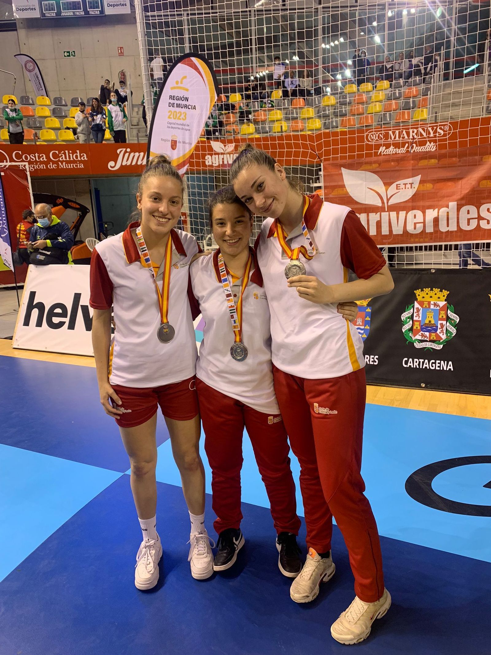 Andrea Luelmo, Celia, Refoyo y Marta Fariza posan con sus medallas