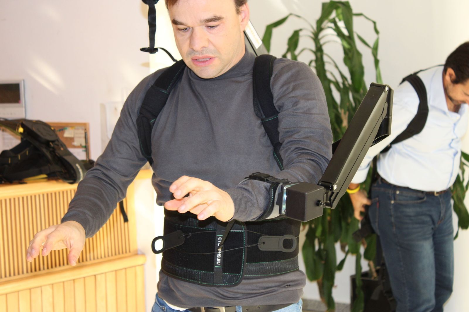 Demostración del funcionamiento de exoesqueletos industriales