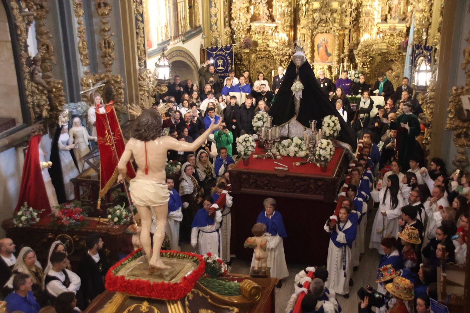 Encuentro de Jesús Resucitado y la Virgen de la Alegría en la iglesia de la Veracruz