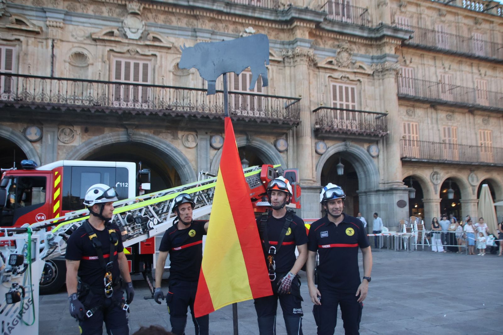 El alcalde de Salamanca, Carlos García Carbayo, y miembros de la Corporación Municipal asisten al tradicional acto de colocación de La Mariseca