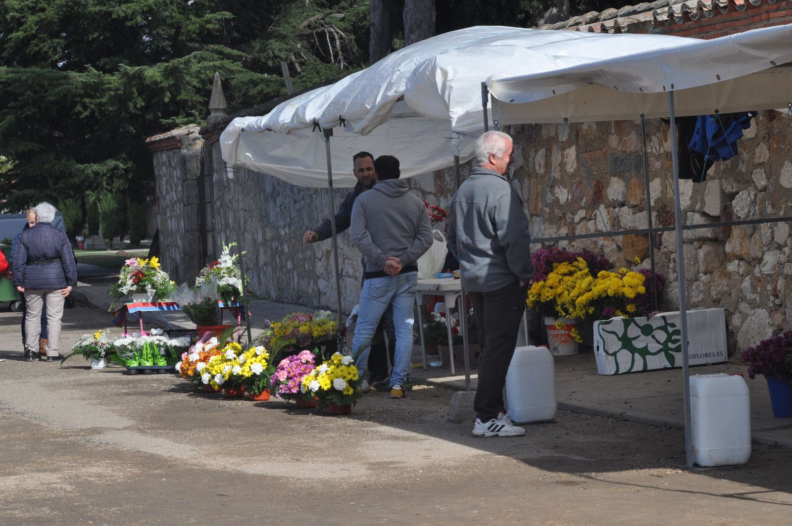 Puestos de flores en el cementerio de Zamora