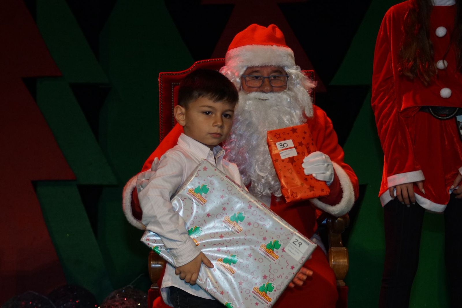 Papá Noel recorre las calles de Alba de Tormes y entrega regalos a los niños