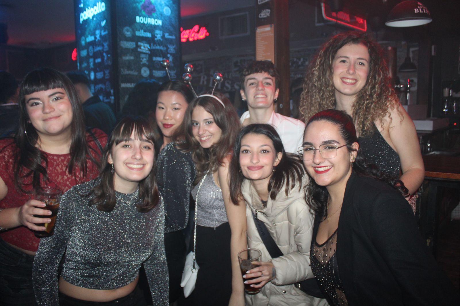 El Fin de Año Universitario continua por los bares de la capital del Tormes tras las doce campanadas