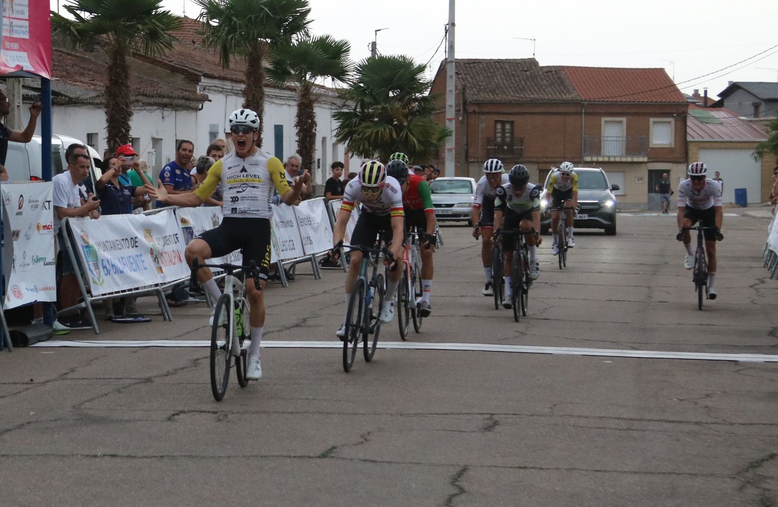 Joan Cadena se impone en Babilafuente y estrena el liderato de la Vuelta a Salamanca