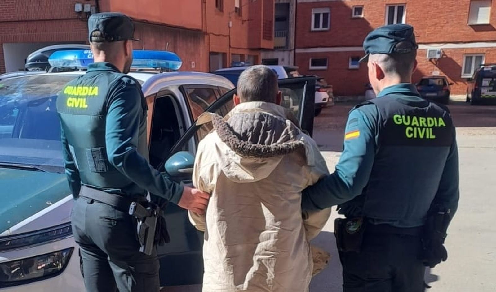 Dos agentes de la Guardia Civil junto al detenido como presunto autor de los robos