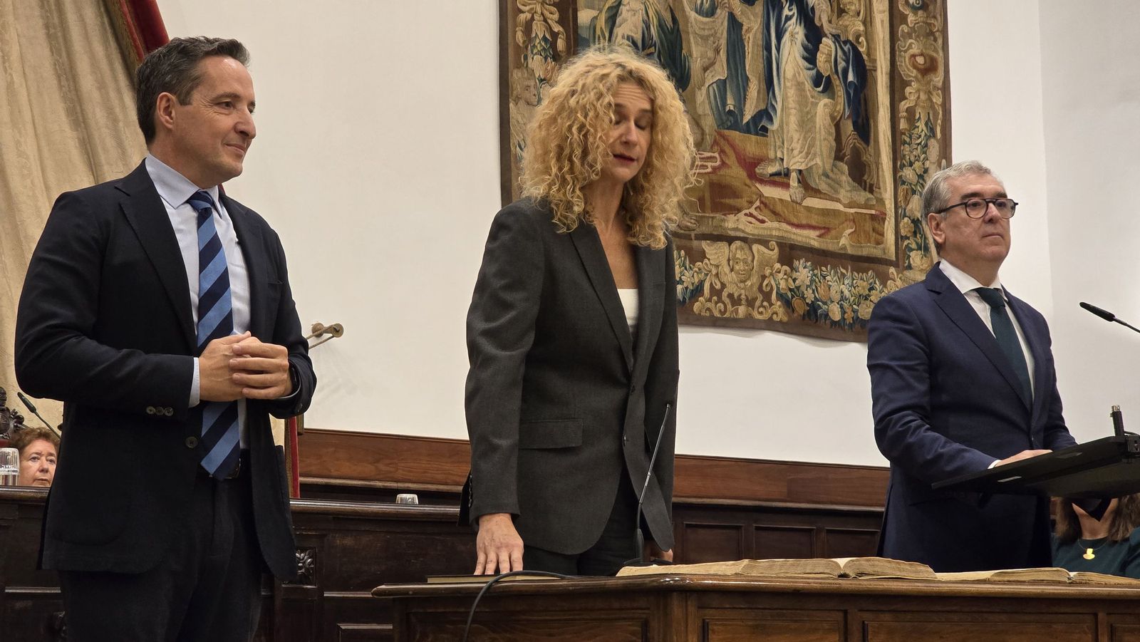 El rector de la Universidad de Salamanca preside el acto de toma de posesión de nuevos cargos académicos y del personal docente e investigador