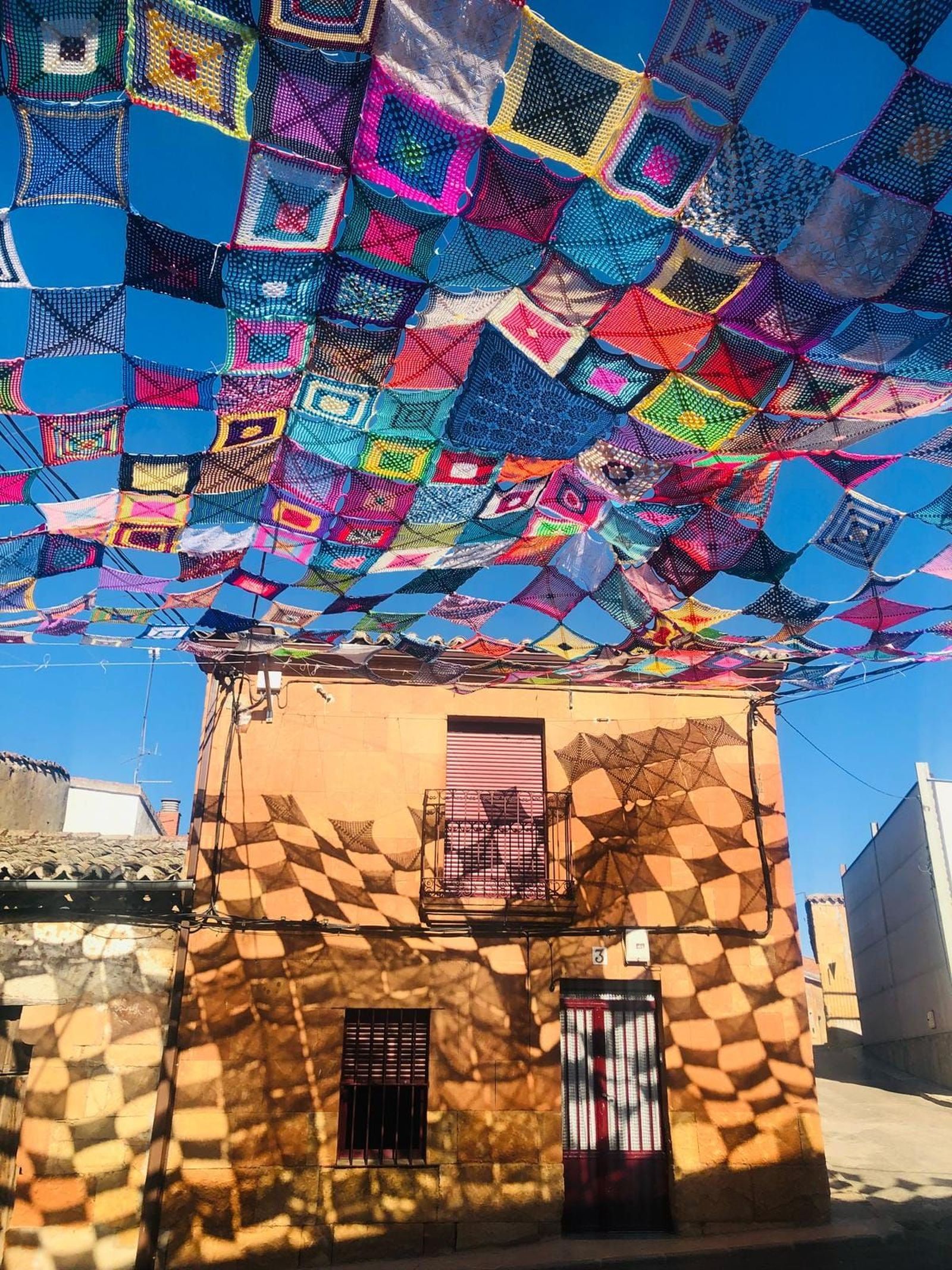 toldo-de-ganchillo-en-la-plaza-de-villoruela-foto-villoruela-se-mueve-3