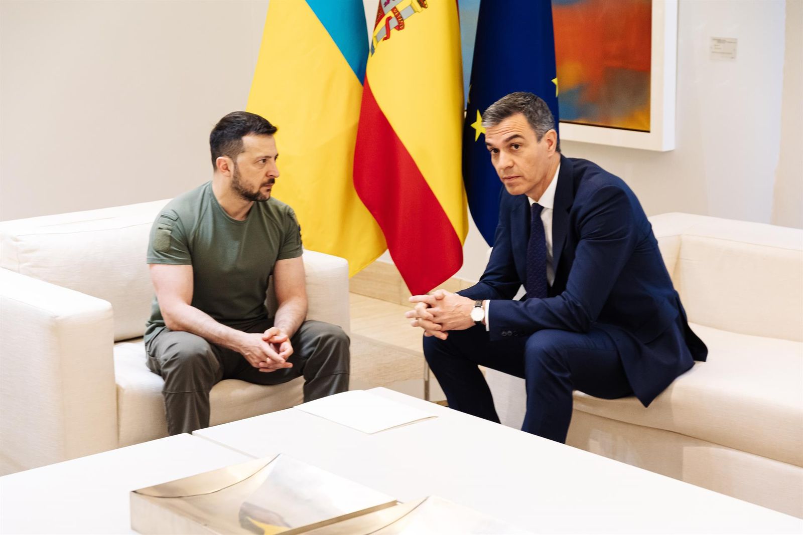 El presidente de Ucrania, Volodimir Zelenski (i) y el presidente del Gobierno, Pedro Sánchez (d), durante un encuentro en el Palacio de La Moncloa, a 27 de mayo de 2024, en Madrid (España). - Carlos Luján - Europa Press - Archivo