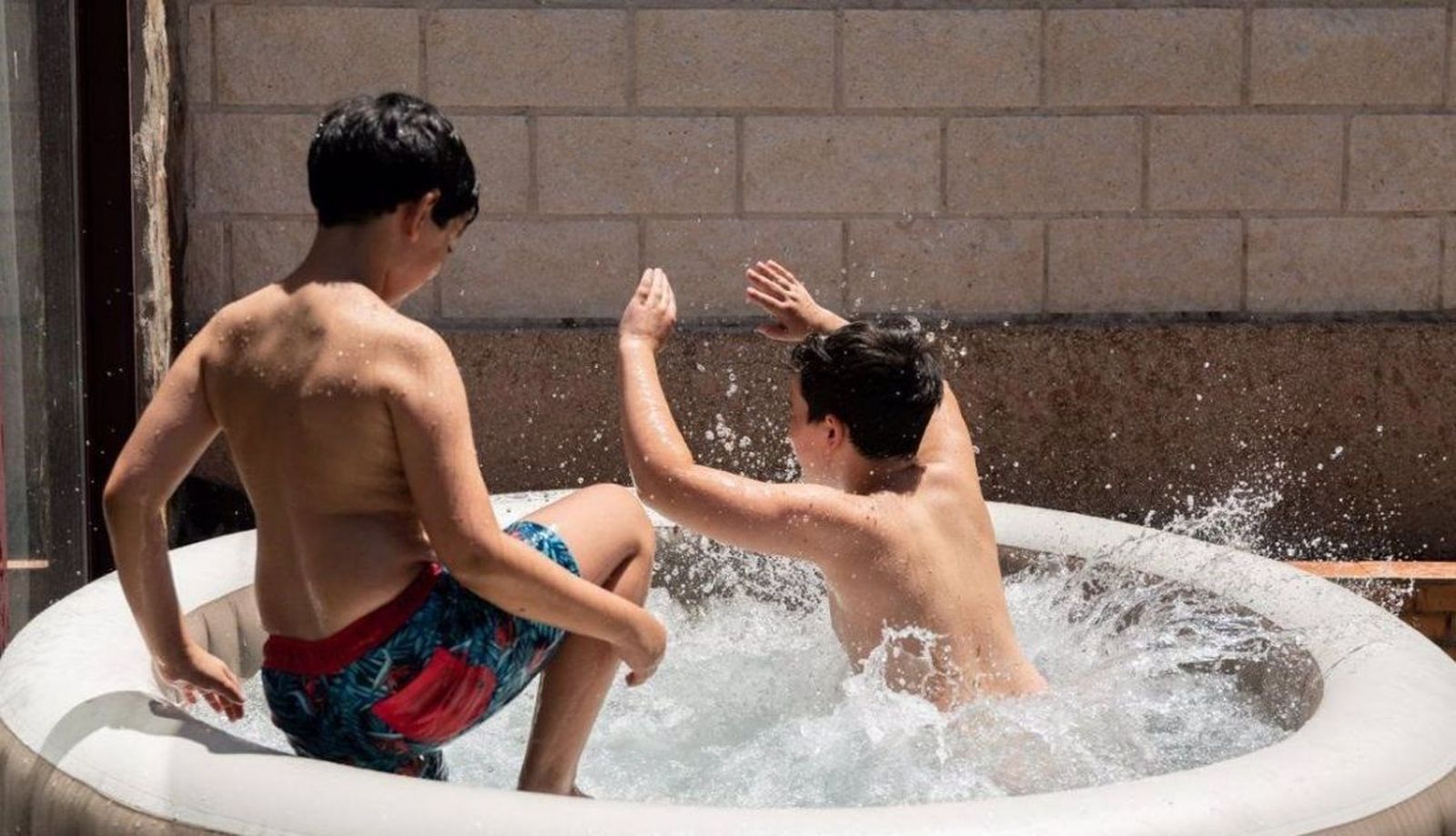 Niños se bañan en una piscina hinchable. Foto: EP