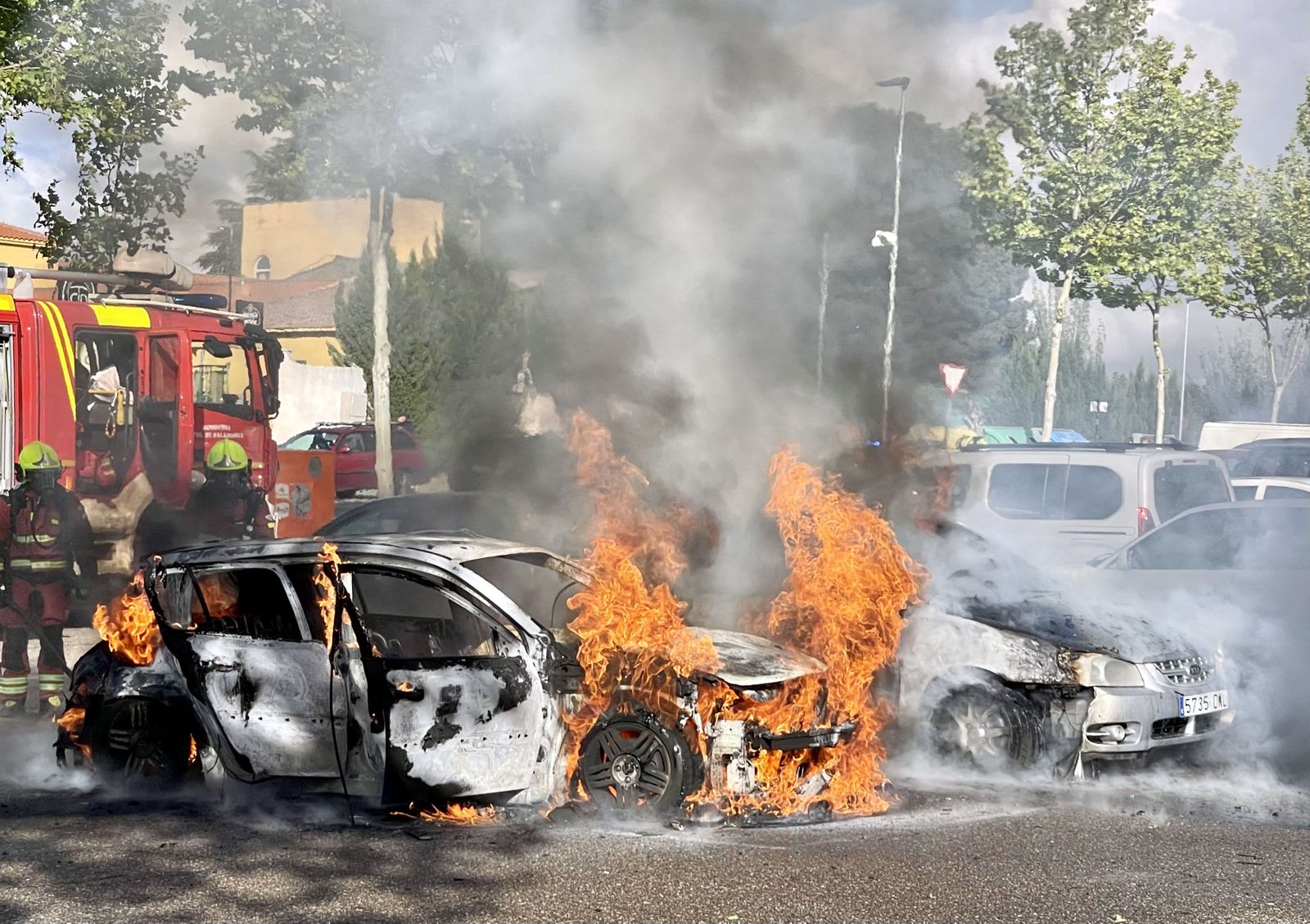 incendio-de-un-vehiculo-en-el-barrio-de-san-jose-foto-susana-martin-agencia-ical-3