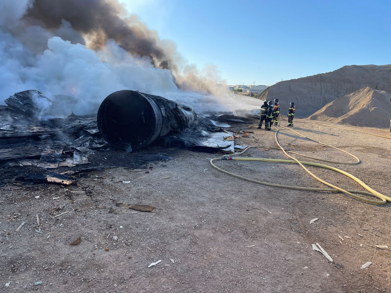 Los bomberos dan por controlado el incendio de aerogeneradores almacenados en una planta de reciclaje de Zamora
