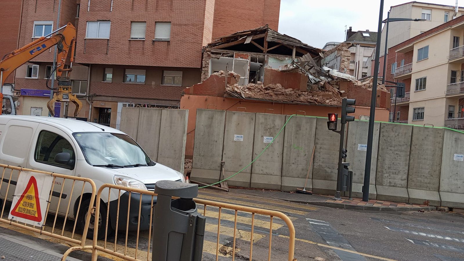 Trabajos de derribo en San Lázaro para mejorar el tráfico de la zona