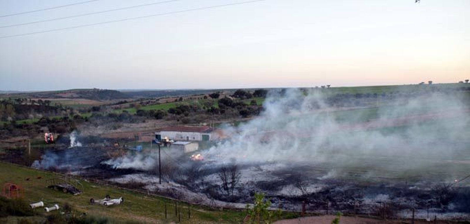 Los bomberos evitan que un incendio alcance varios chalets en la zona de Valdelaloba