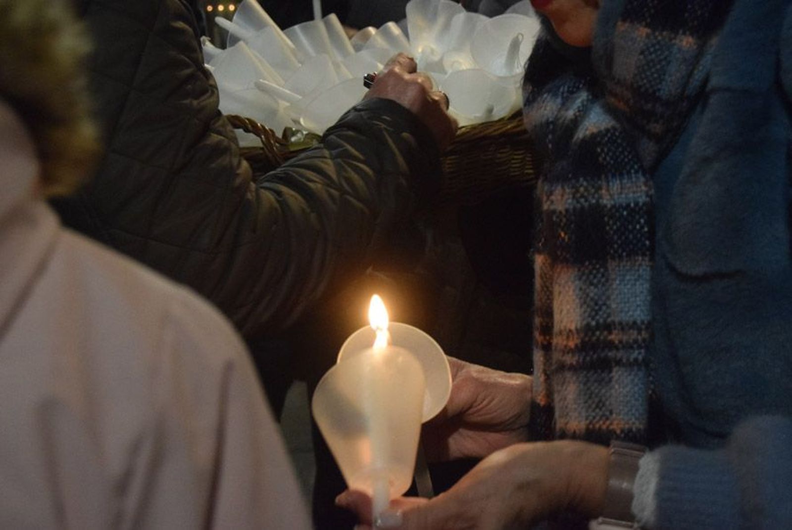las-candelas-vuelven-a-unir-la-iglesia-de-san-juan-con-la-de-san-vicente-2