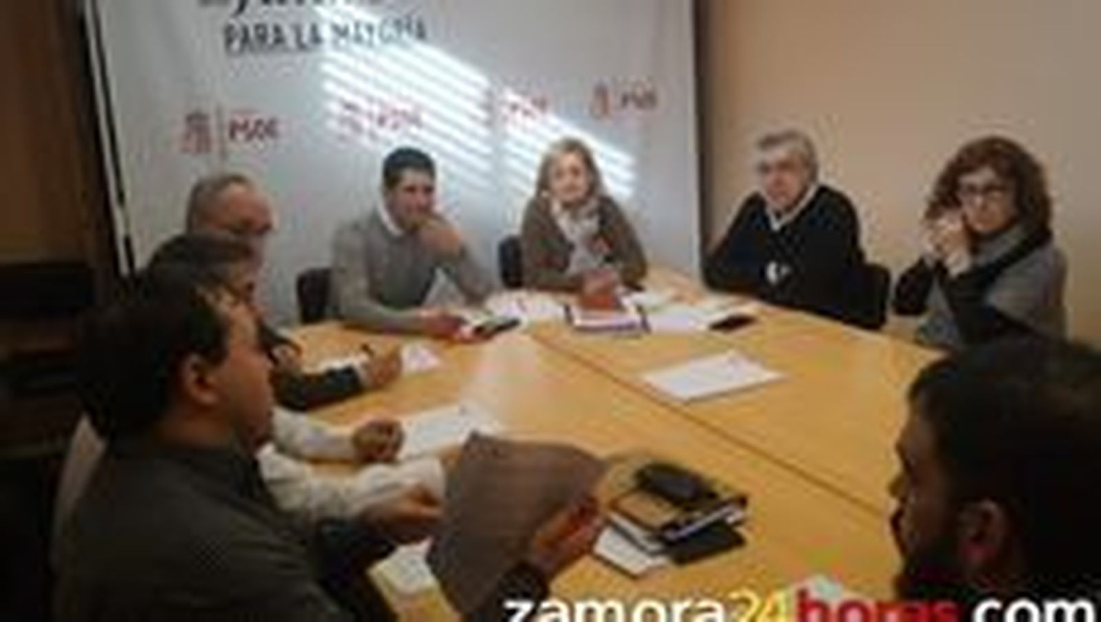 Los socialistas se reúnen con UGT para presentarle su plan sobre empleo, que incluye la derogación de la reforma laboral