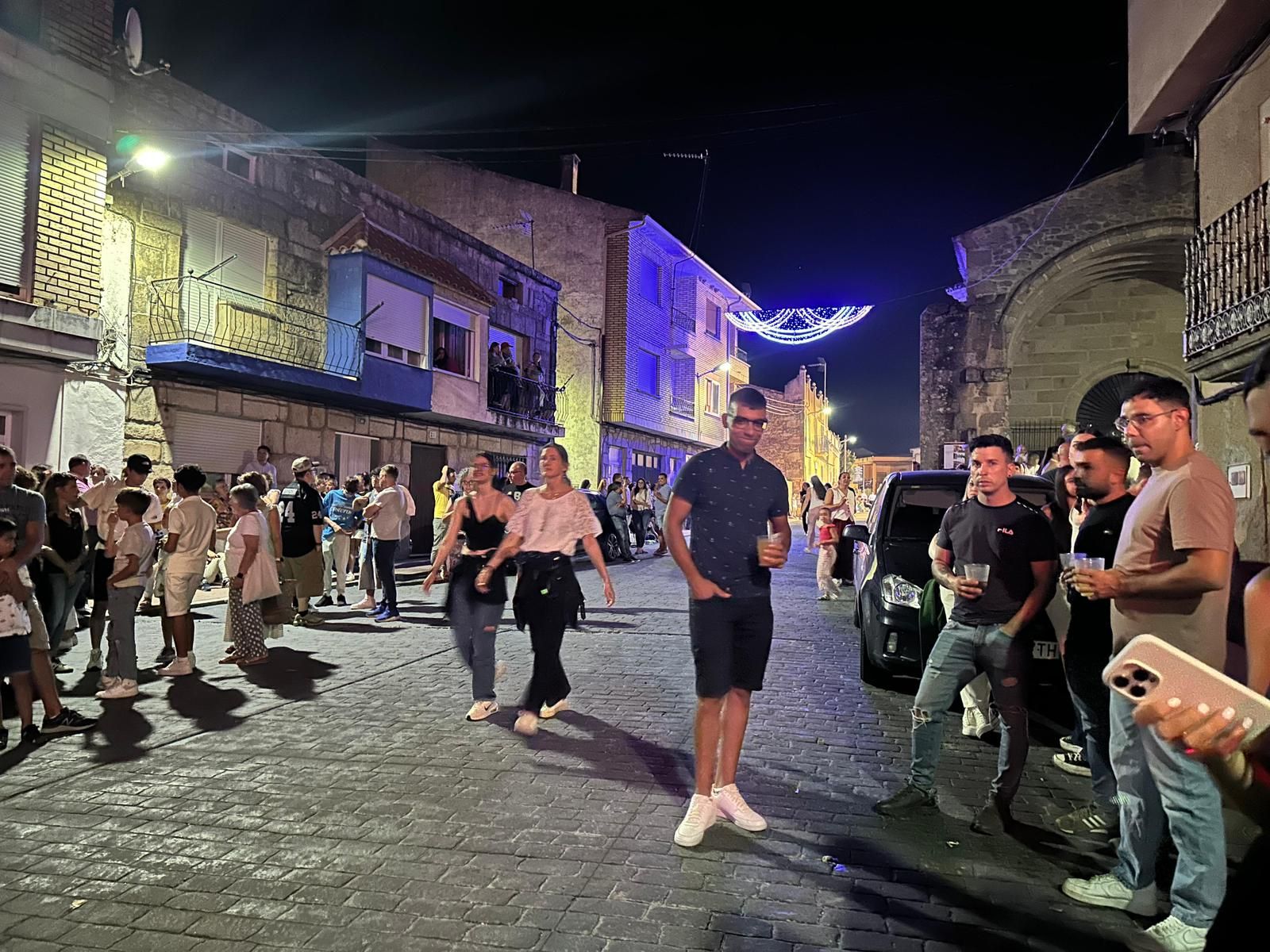 El desfile de carrozas de Aldeadávila vuelve a llenar de luz y color las calles en sus fiestas