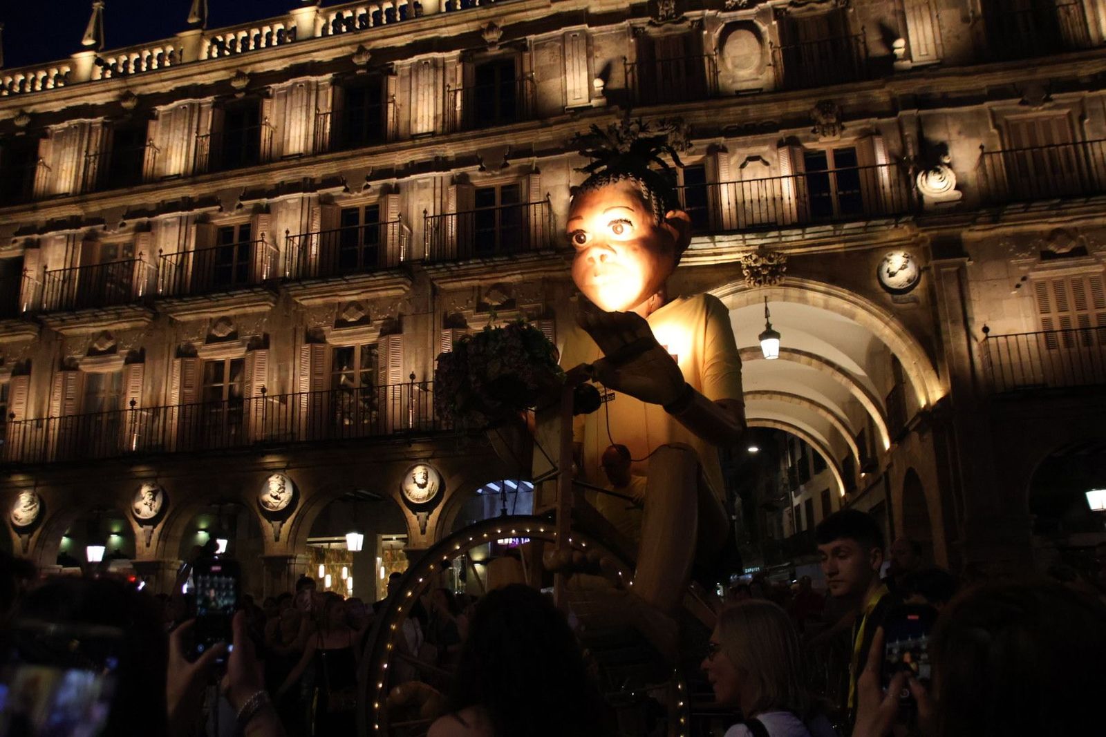 Marioneta gigante y concierto Nana y percusionista de supervivientes con desfile