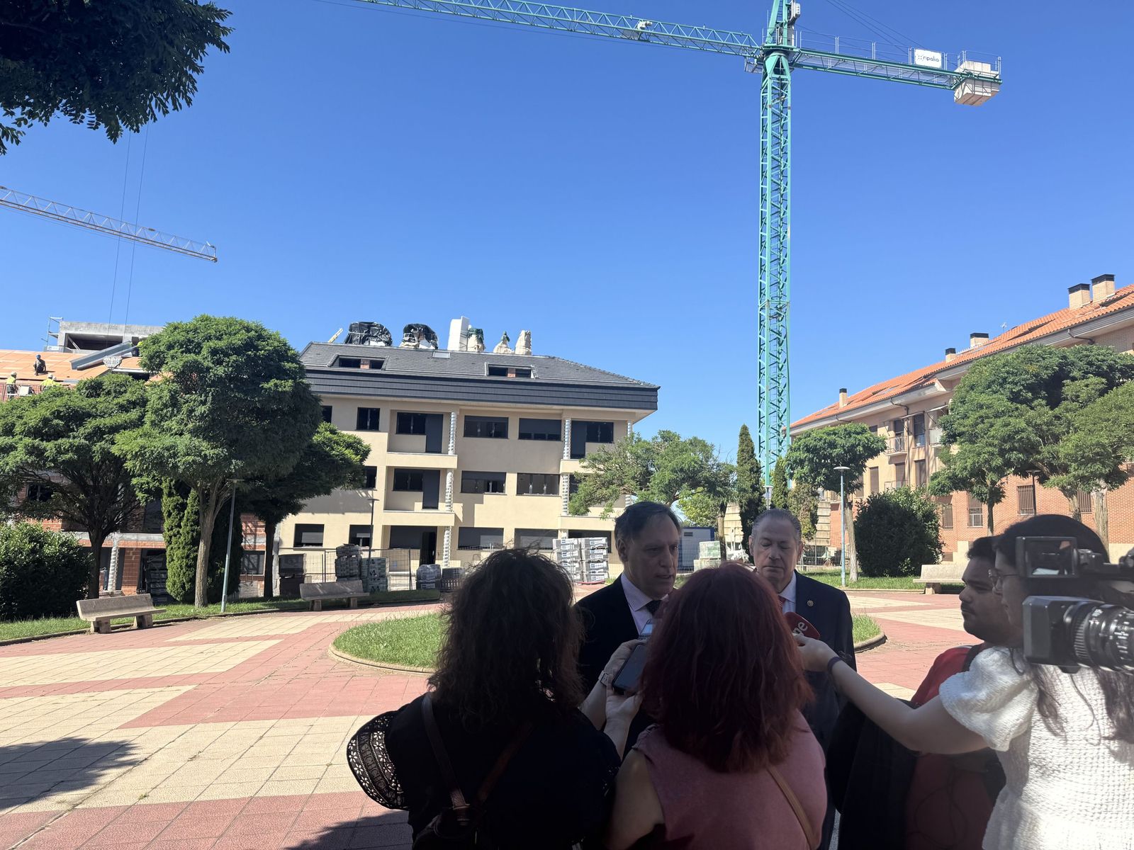 El alcalde de Salamanca, Carlos García Carbayo, visita las obras de construcción de 55 viviendas protegidas de alquiler en el barrio de Pizarrales