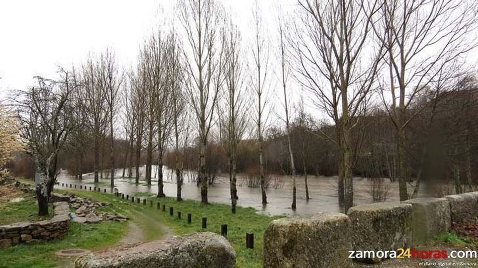 El río Tera pasa muy crecido por Puebla de Sanabria pero con tendencia a la baja